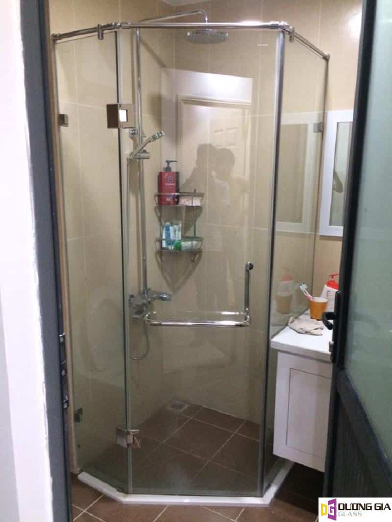 Có nên làm vách kính phòng tắm?