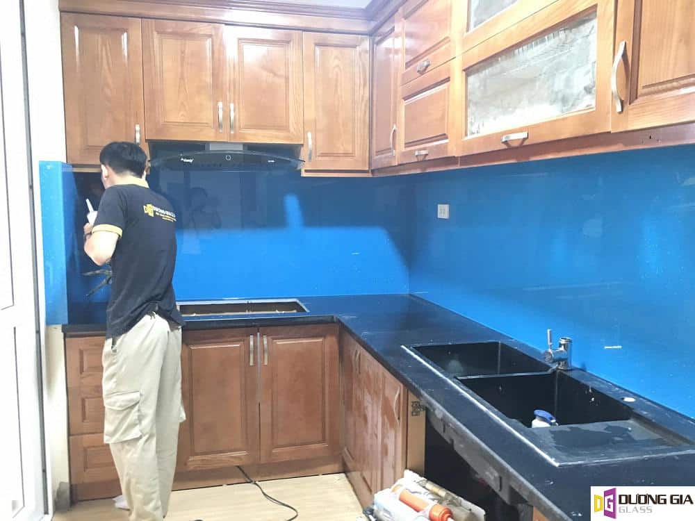 Kính ốp bếp màu xanh dương mẫu 4