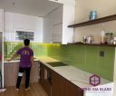 Kính ốp bếp màu xanh úa